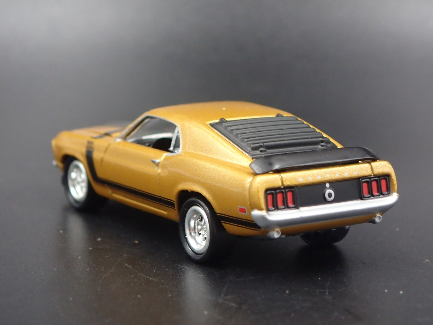 1970 70 FORD MUSTANG BOSS 302 1:64 COLLECTIBLE DIORAMA DIECAST MODEL CAR