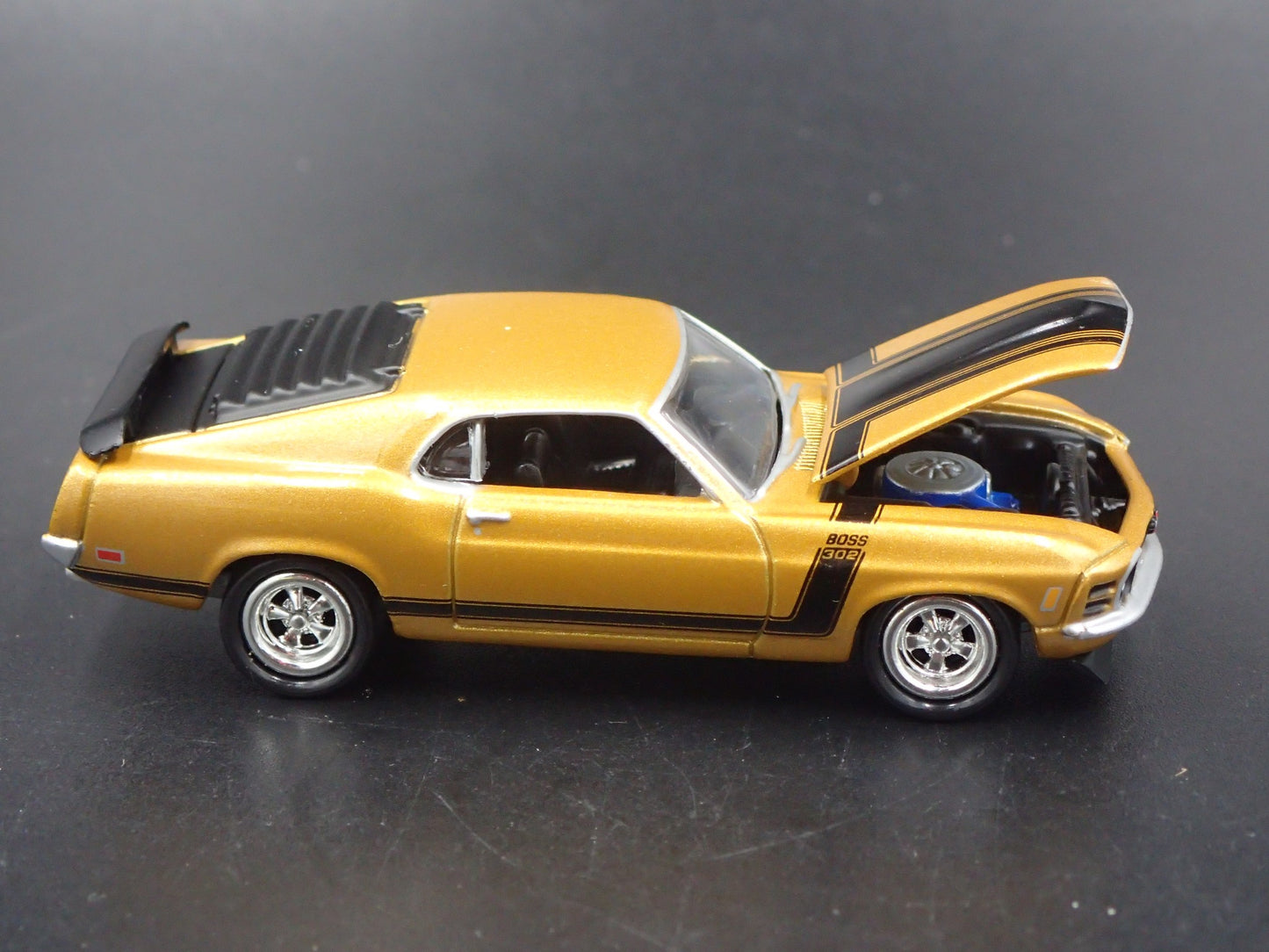 1970 70 FORD MUSTANG BOSS 302 1:64 COLLECTIBLE DIORAMA DIECAST MODEL CAR