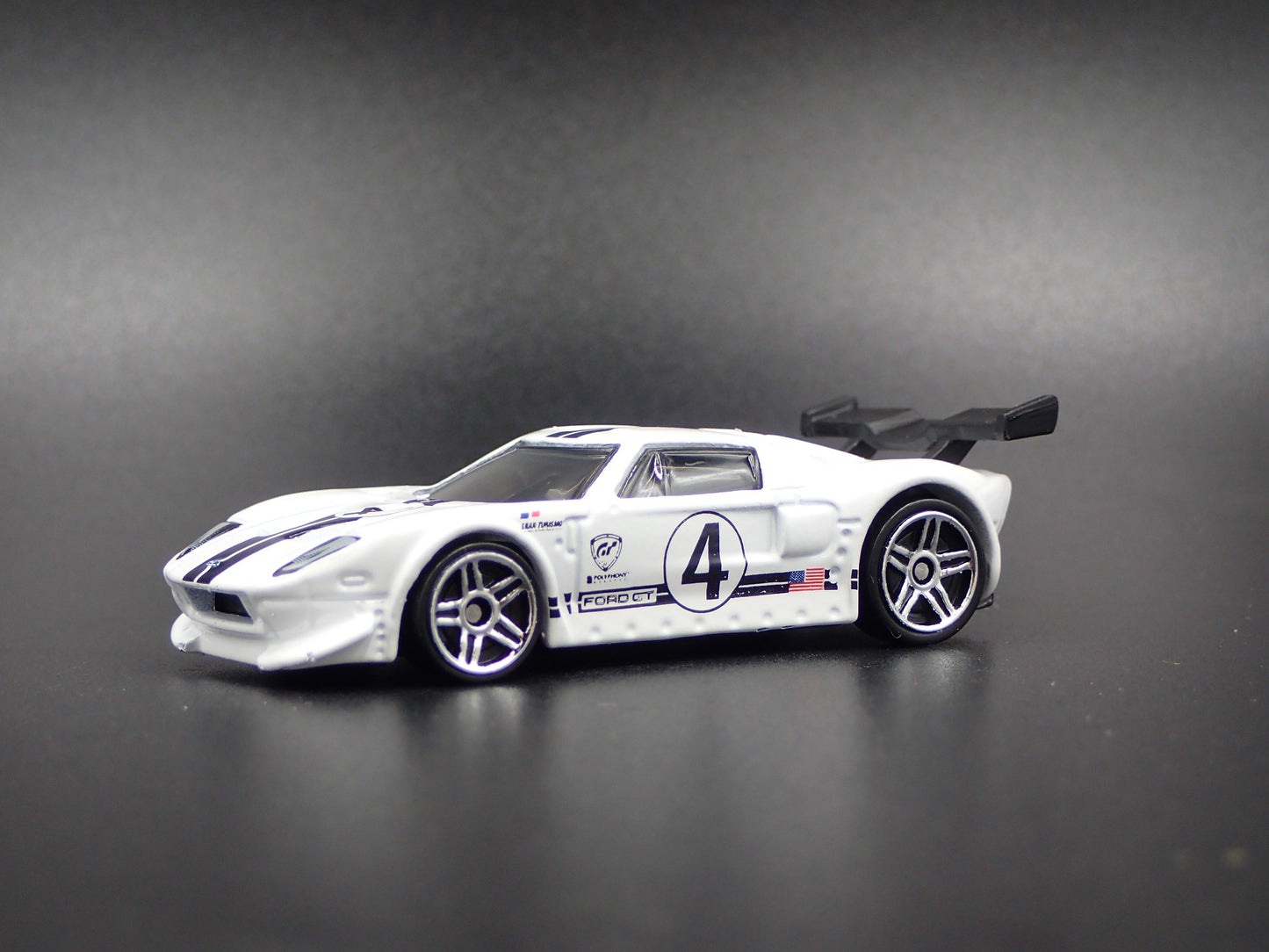 2005-2006 FORD GT GRAN TURISMO 1:64 SCALE COLLECTIBLE DIORAMA DIECAST MODEL CAR