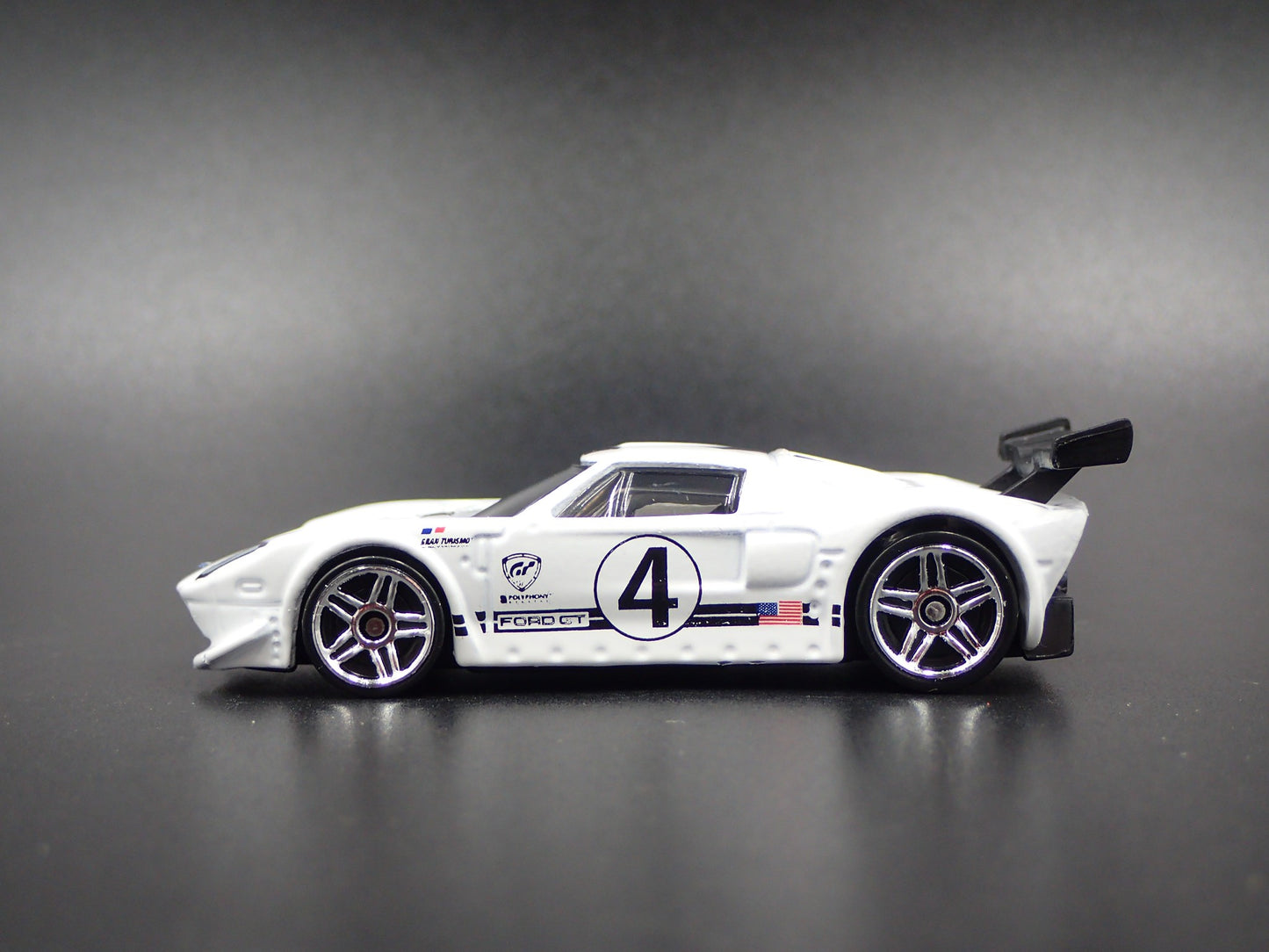 2005-2006 FORD GT GRAN TURISMO 1:64 SCALE COLLECTIBLE DIORAMA DIECAST MODEL CAR