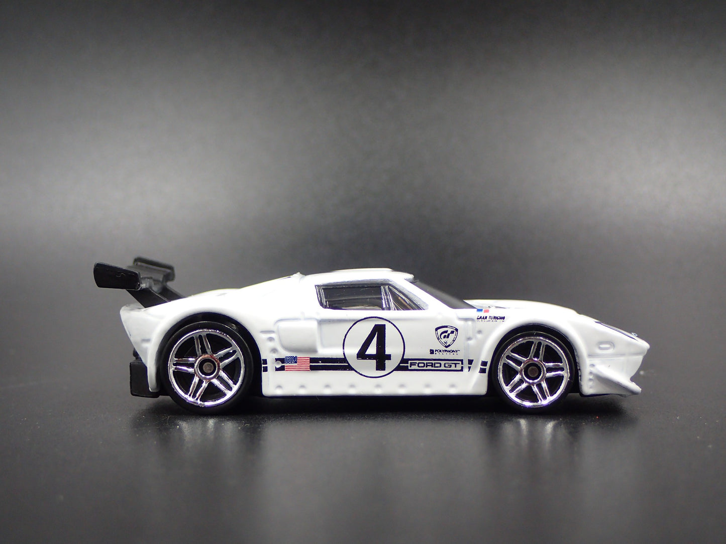 2005-2006 FORD GT GRAN TURISMO 1:64 SCALE COLLECTIBLE DIORAMA DIECAST MODEL CAR