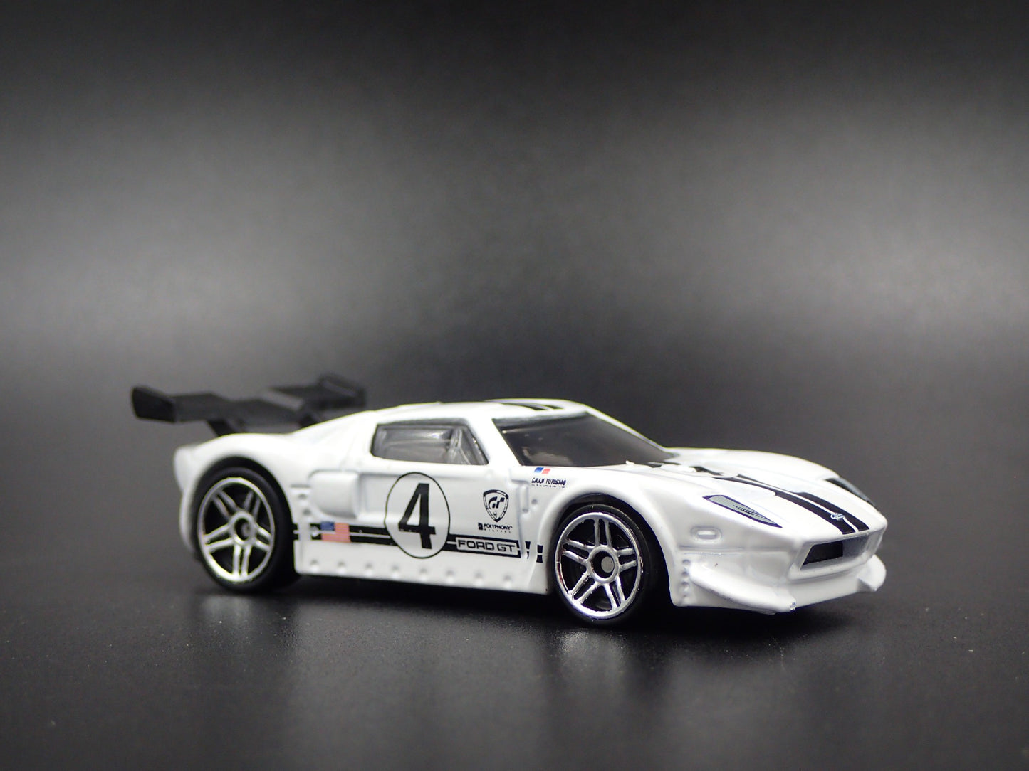 2005-2006 FORD GT GRAN TURISMO 1:64 SCALE COLLECTIBLE DIORAMA DIECAST MODEL CAR