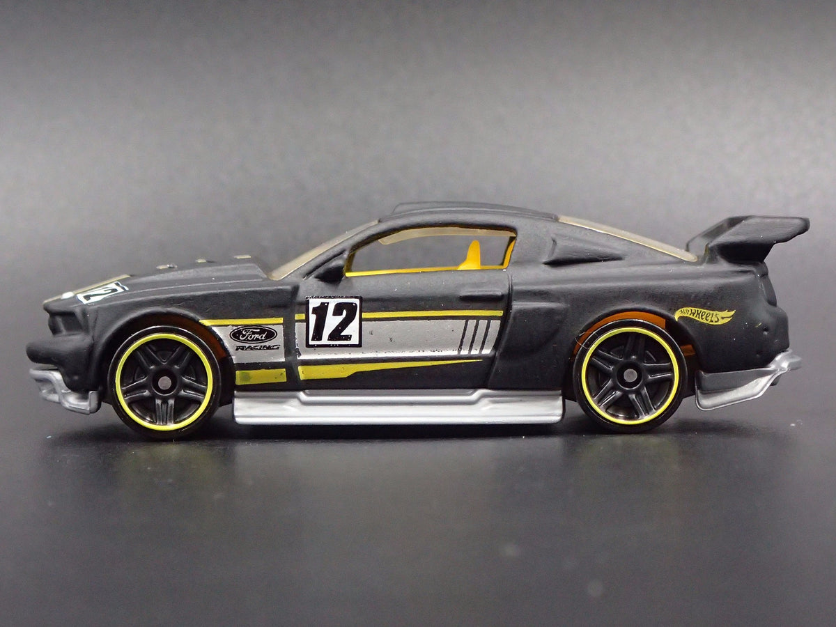 2012 FORD MUSTANG CUSTOM RARE 1:64 COLLECTIBLE DIORAMA DIECAST MODEL CAR-Burning Rubber Toy Company