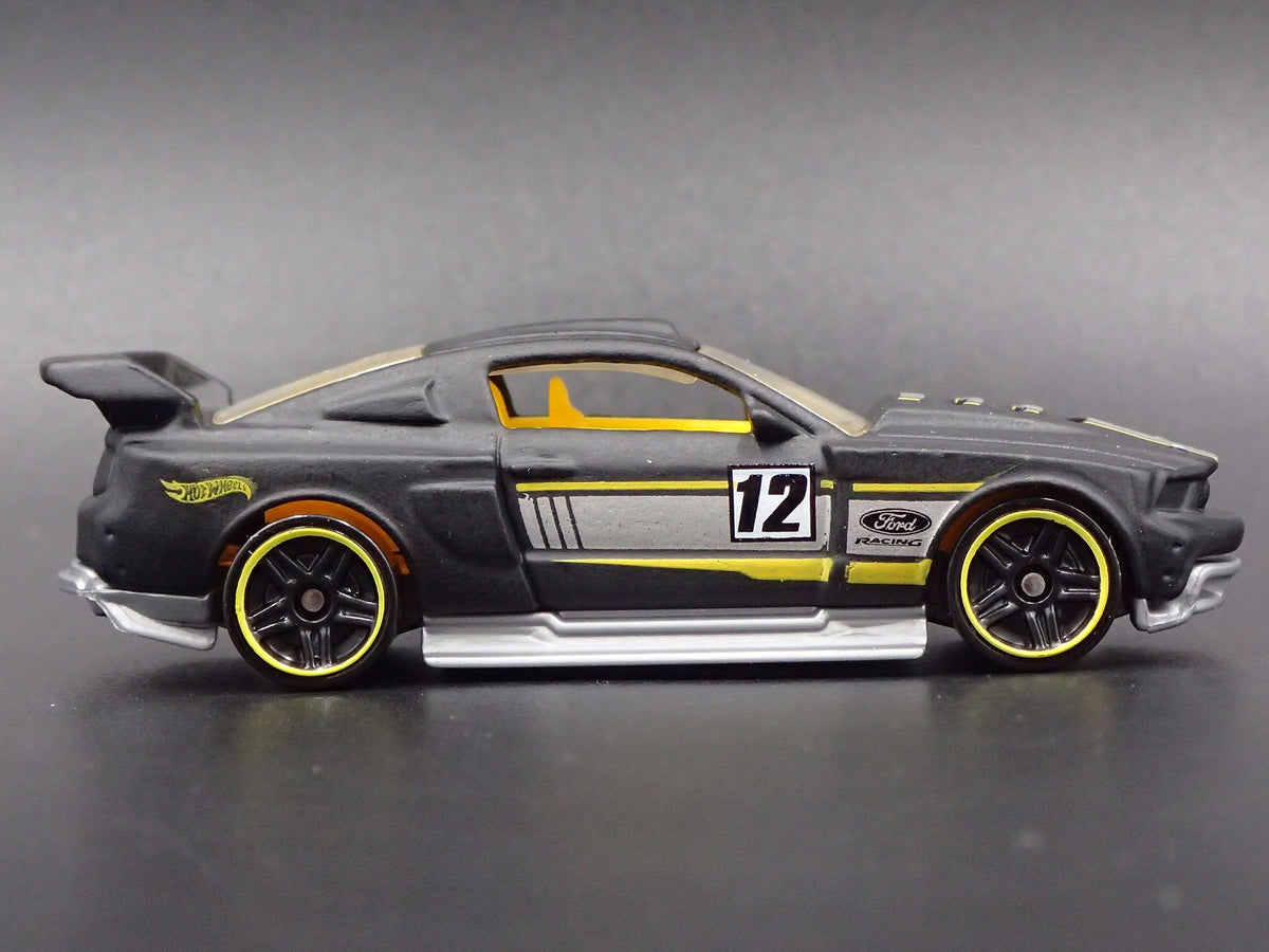 2012 FORD MUSTANG CUSTOM RARE 1:64 COLLECTIBLE DIORAMA DIECAST MODEL CAR-Burning Rubber Toy Company