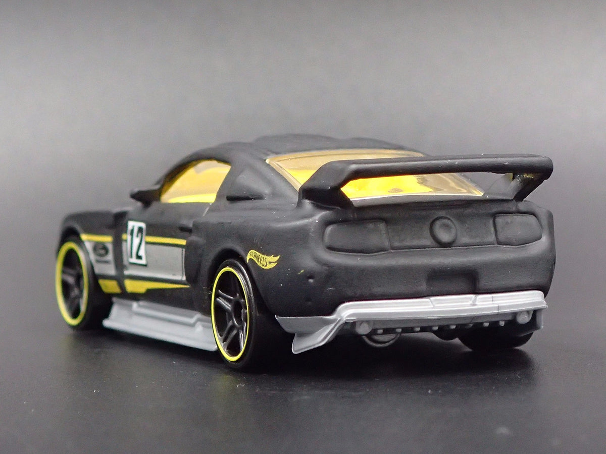 2012 FORD MUSTANG CUSTOM RARE 1:64 COLLECTIBLE DIORAMA DIECAST MODEL CAR-Burning Rubber Toy Company