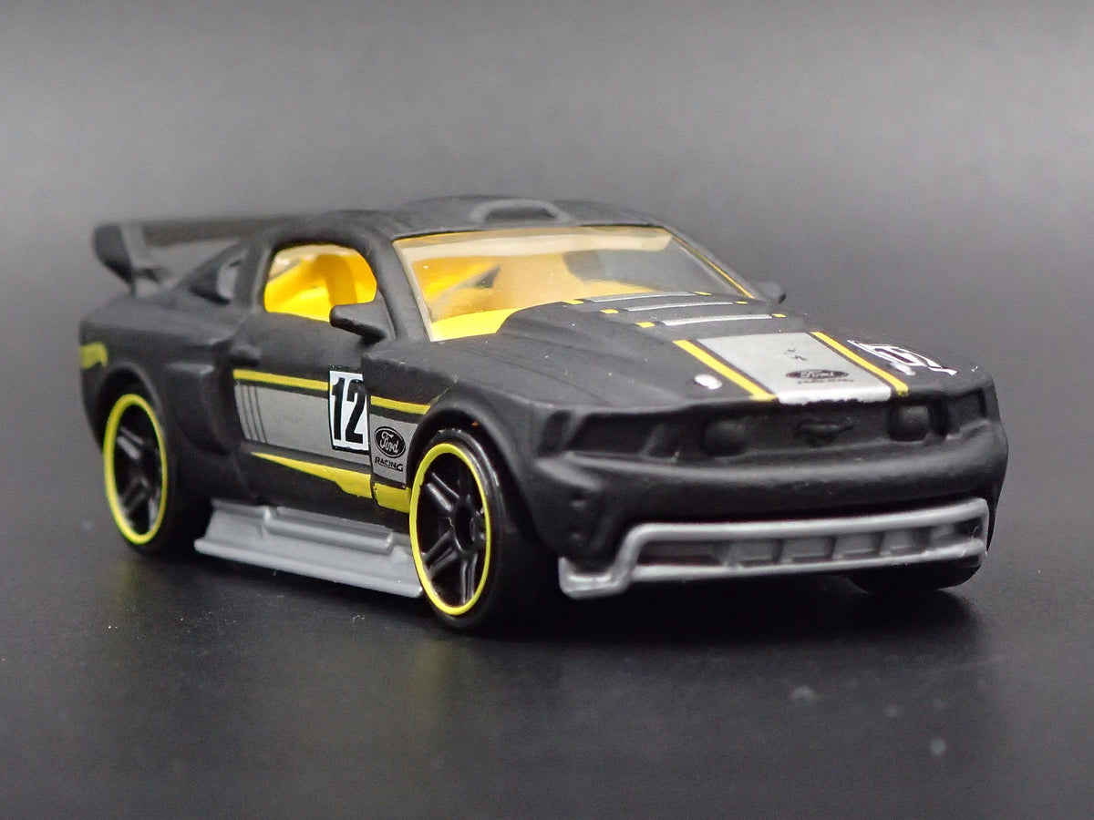 2012 FORD MUSTANG CUSTOM RARE 1:64 COLLECTIBLE DIORAMA DIECAST MODEL CAR-Burning Rubber Toy Company
