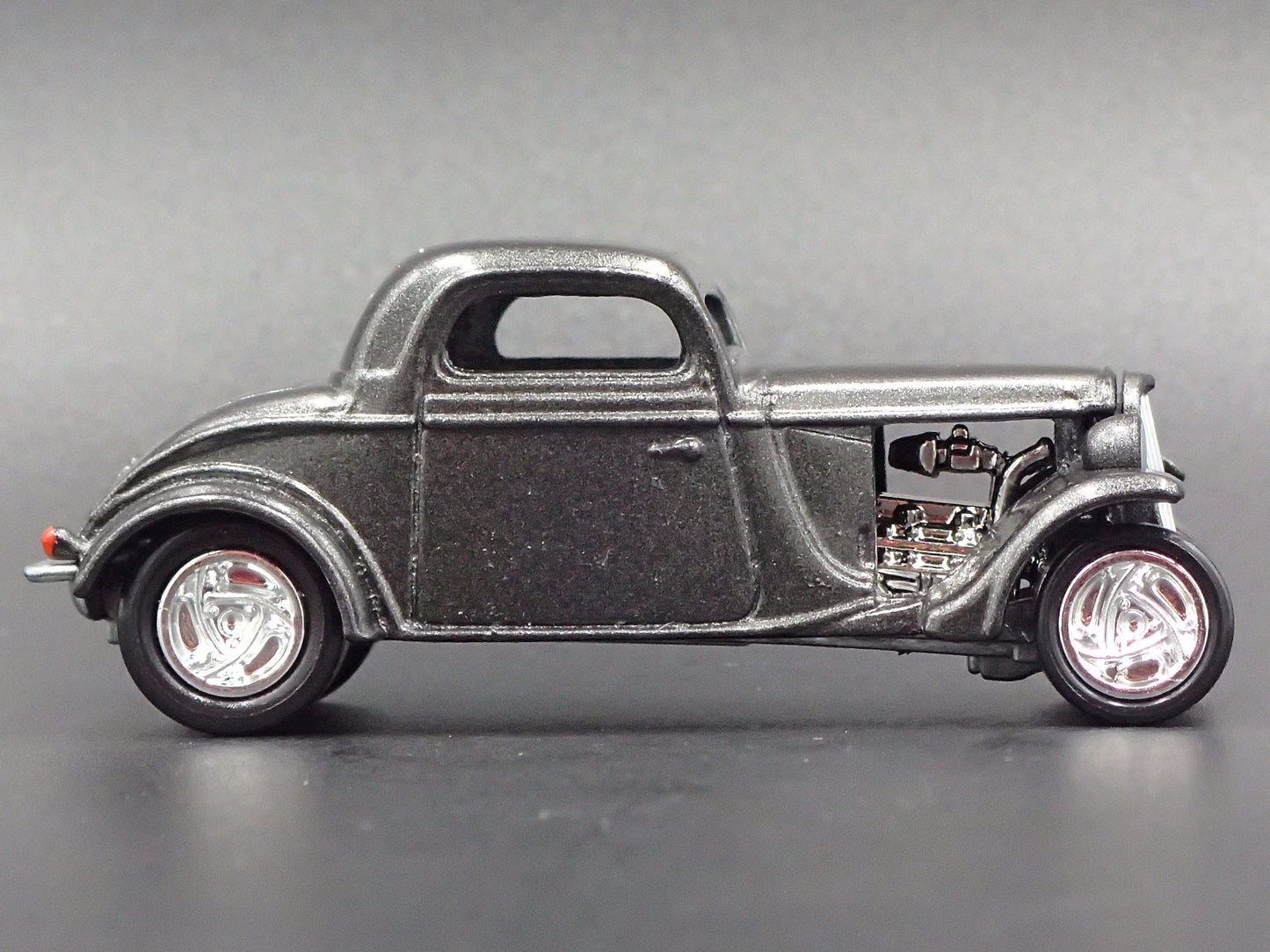 1934 34 FORD COUPE HOT ROD 1:64 SCALE COLLECTIBLE DIORAMA DIECAST MODEL CAR