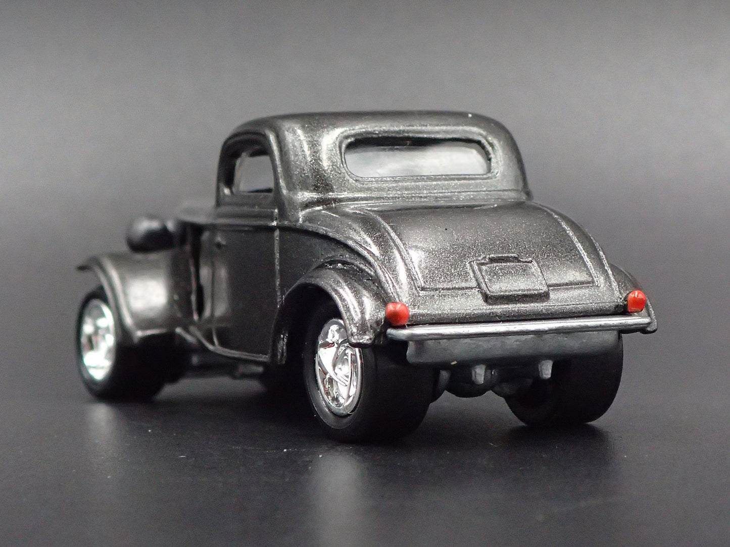 1934 34 FORD COUPE HOT ROD 1:64 SCALE COLLECTIBLE DIORAMA DIECAST MODEL CAR