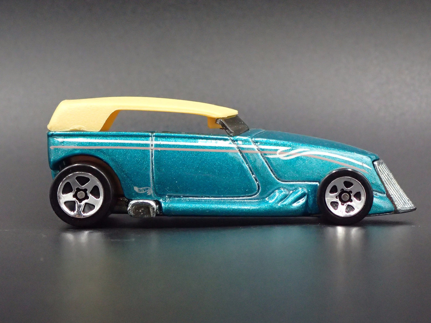 1937 37 FORD PHAETON CUSTOM HOT ROD GREEN 1:64 SCALE DIORAMA DIECAST MODEL CAR