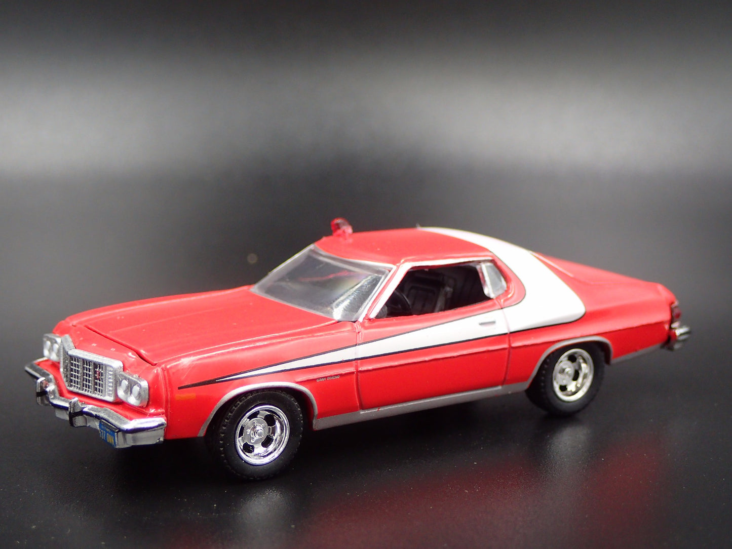 1976 76 FORD GRAN TORINO STARSKY & HUTCH 1:64 SCALE DIORAMA DIECAST MODEL CAR