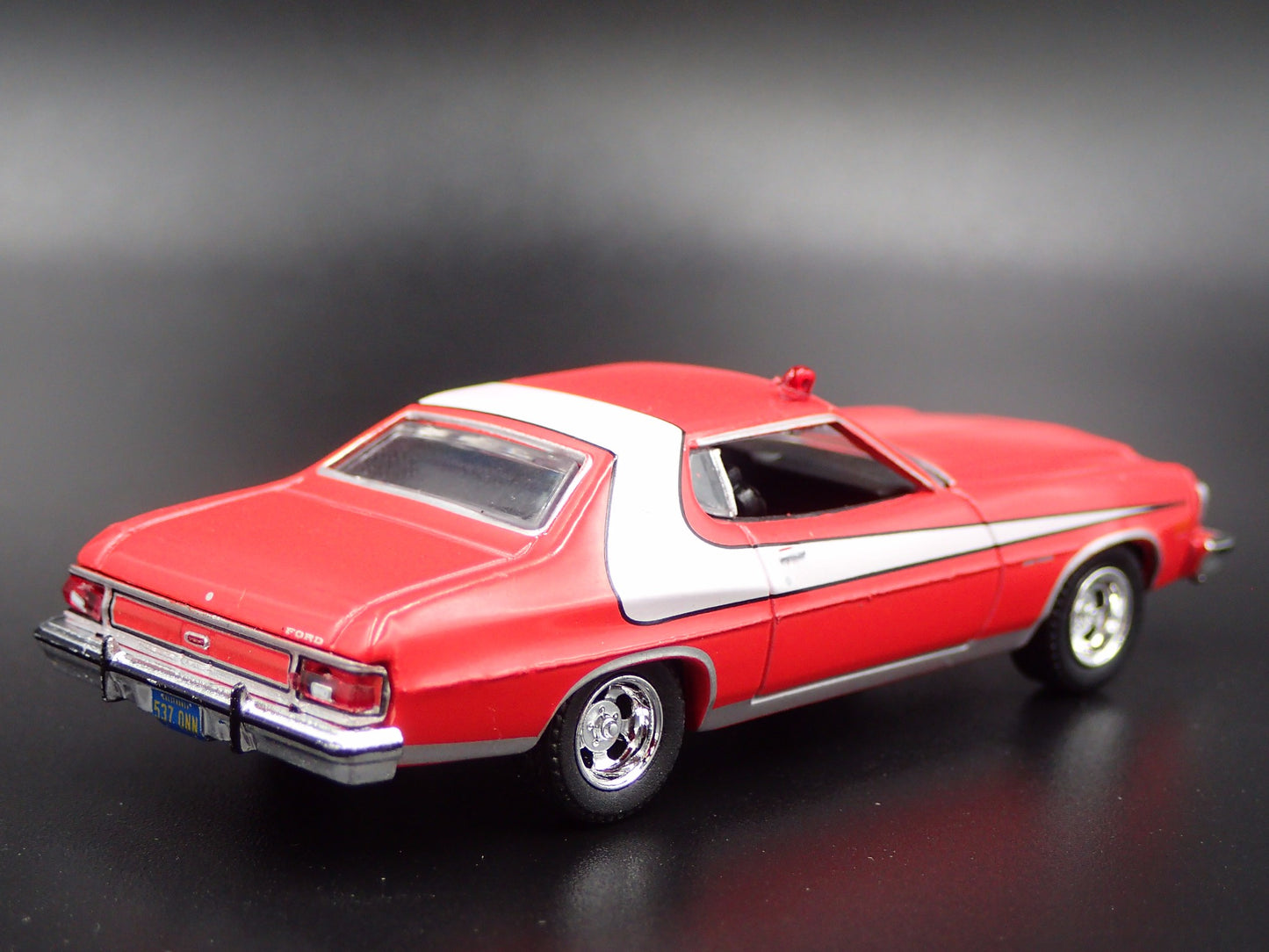 1976 76 FORD GRAN TORINO STARSKY & HUTCH 1:64 SCALE DIORAMA DIECAST MODEL CAR
