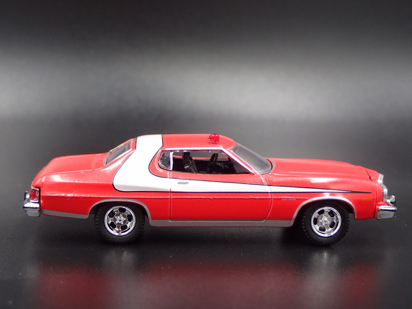 1976 76 FORD GRAN TORINO STARSKY & HUTCH 1:64 SCALE DIORAMA DIECAST MODEL CAR