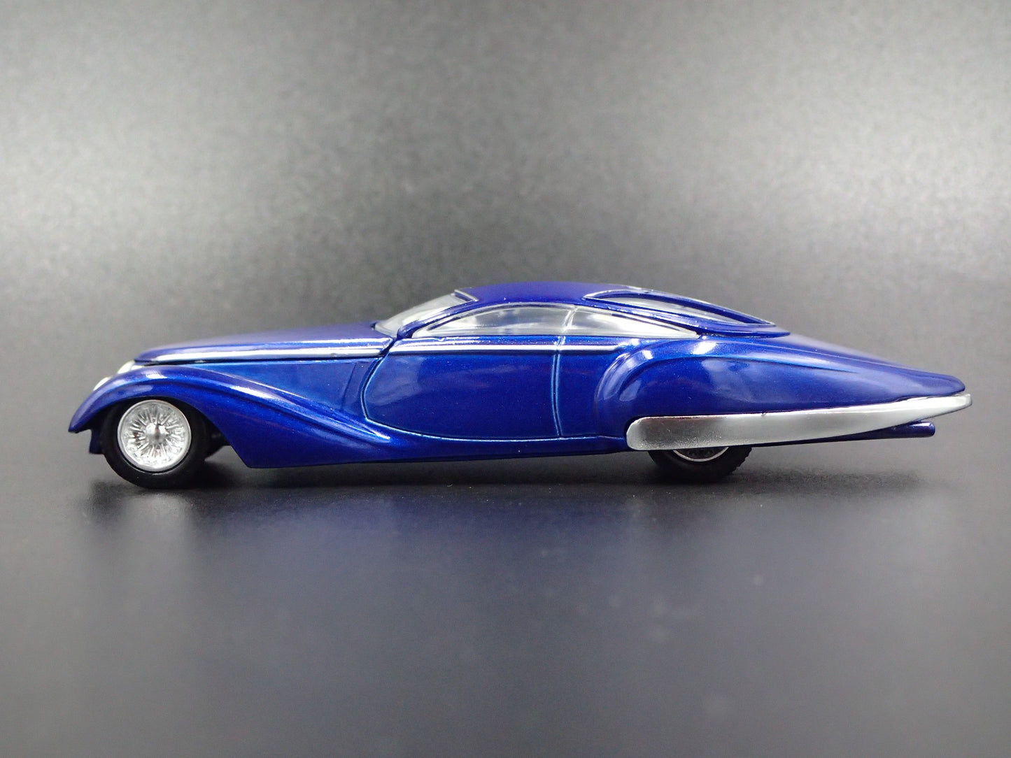 CHIP FOOSE MANHATTAN SHOW CAR 1:64 SCALE COLLECTIBLE DIORAMA DIECAST MODEL CAR