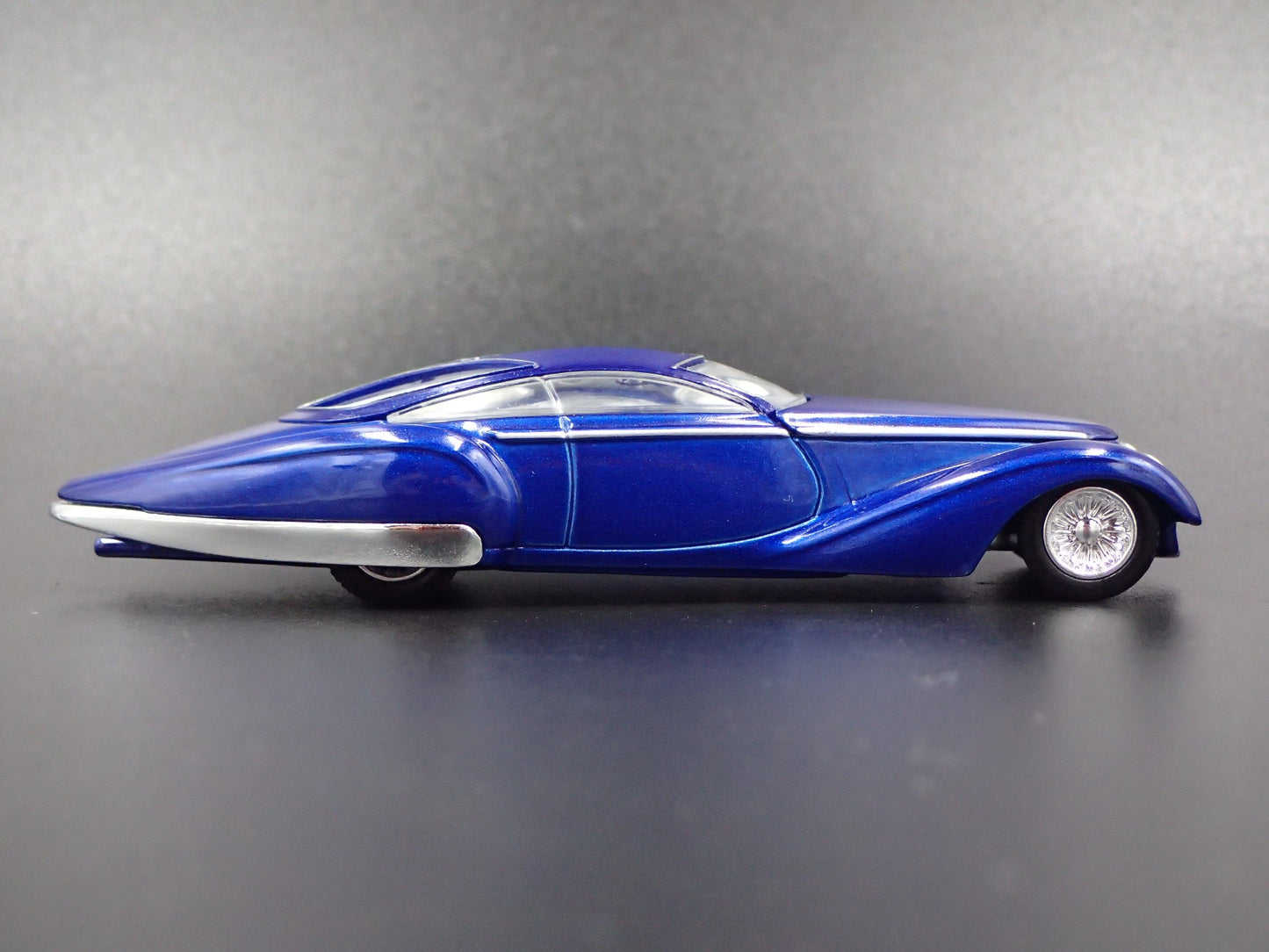 CHIP FOOSE MANHATTAN SHOW CAR 1:64 SCALE COLLECTIBLE DIORAMA DIECAST MODEL CAR